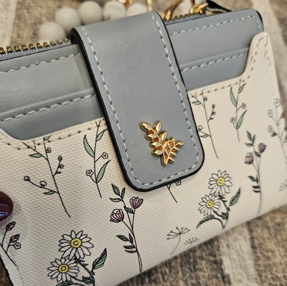 NEW Bi-Fold Floral Blue and White Snap Wallet + Beaded Bag Charm/Keychain - Picture 12 of 13